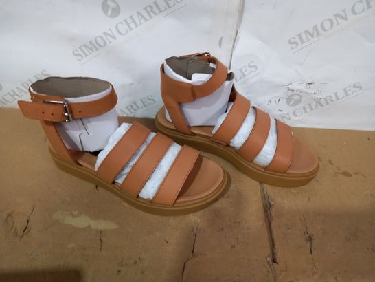 BOXED PAIR OF M&S SANDALS SIZE 4.5