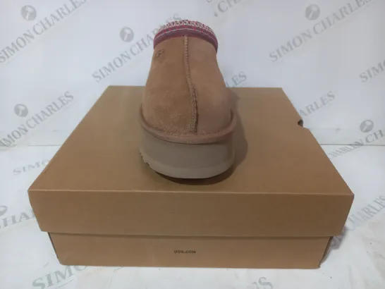 BOXED PAIR OF UGG WTAZZ SHOES IN CHESTNUT UK SIZE 5