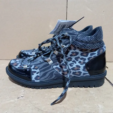 ADESSO LONDYN WATER RESISTANT ANIMAL PRINT BOOT - GREY, SIZE 5 UK