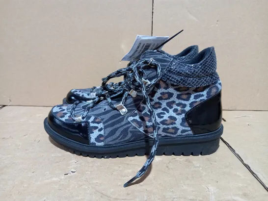 ADESSO LONDYN WATER RESISTANT ANIMAL PRINT BOOT - GREY, SIZE 5 UK