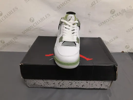 BOXED PAIR OF NIKE WOMENS AIR JORDAN 4 RETRO SHOES IN WHITE/GREEN UK SIZE 7.5