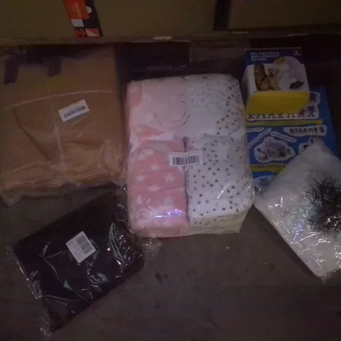 PALLET OF ASSORTED ITEMS TO INCLUDE BLANKETS, BOOKS, CLOTHES, CRAFTS SUPPLIES, TOYS ETC