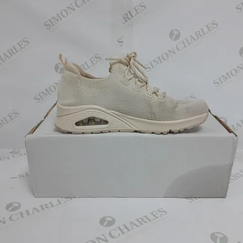 BOXED PAIR OF SKECHERS UNO EVERYWEAR LACE UP TRAINERS IN OFF WHITE SIZE 5.5