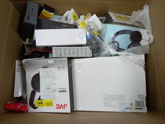 APPROXIMATELY 60 ASSORTED ELECTRICALS ITEMS TO INCLUDE KEYBOARDS, HEADPHONES, FIRE TV STICK, ETC