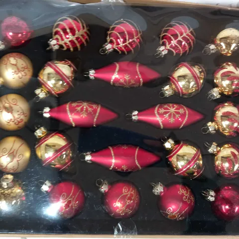 PACK OF FESTIVE TREE DECORATIONS IN RED/GOLD W. GLITTER EFFECT