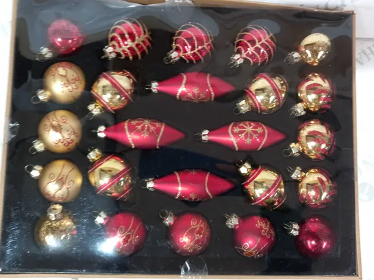 PACK OF FESTIVE TREE DECORATIONS IN RED/GOLD W. GLITTER EFFECT