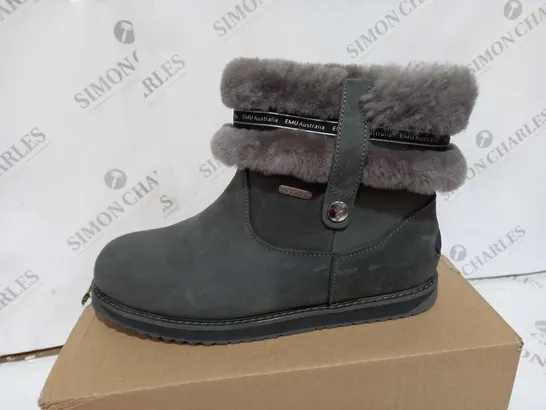 BOXED EMU ALL WEATHER SCOTT WATERPROOF SHEEPSKIN ANKLE BOOTS, DARK GREY - SIZE 7