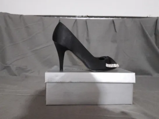 APPROXIMATELY 12 BOXED PAIR OF CASANDRA HEELED OPEN TOE SHOES IN BLACK VARIOUS SIZES TO INCLUDE SIZE 6