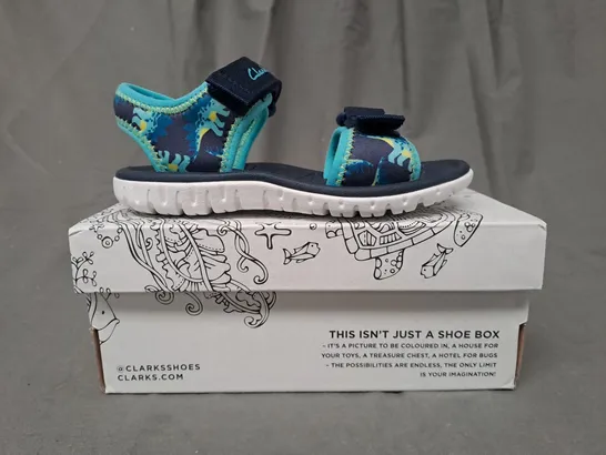 BOXED PAIR OF CLARKS SURFING TIDE KIDS SANDALS IN NAVY/CYAN UK SIZE 8.5