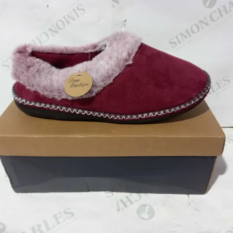 BOXED PAIR OF SLEEP BOUTIQUE FUR LINED SLIPPERS IN WINE RED UK SIZE 8