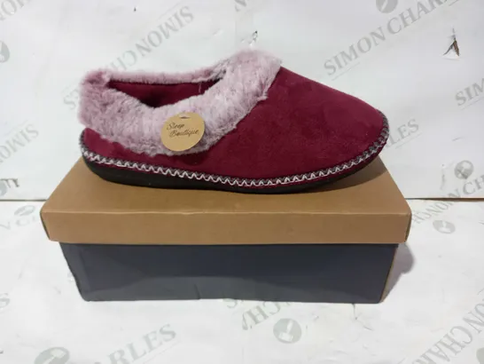 BOXED PAIR OF SLEEP BOUTIQUE FUR LINED SLIPPERS IN WINE RED UK SIZE 8