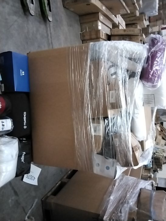 PALLET OF ASSORTED ITEMS TO INCLUDE: NEST TRAVEL PILLOW, HYKE AND BYKE 650FP DOWN, MEMORY FOAM PILLOW ETC