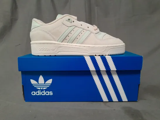 BOXED PAIR OF ADIDAS RIVALRY LOW W SHOES IN OFF WHITE/PASTEL GREEN UK SIZE 5