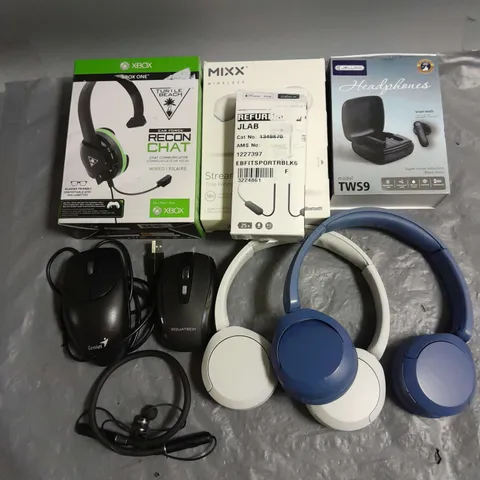 BOX OF APPROXIMATELY 12 ASSORTED ELECTRICAL ITEMS TO INLUDE - HEADPHONES - EARPHONES - COMPUTER MICE - ETC