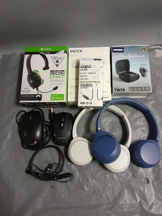 BOX OF APPROXIMATELY 12 ASSORTED ELECTRICAL ITEMS TO INLUDE - HEADPHONES - EARPHONES - COMPUTER MICE - ETC