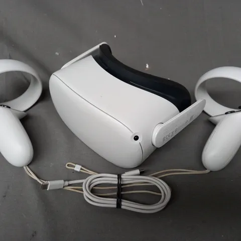 BOXED OCULUS QUEST 2 VR GAMING HEADSET AND CONTROLLERS