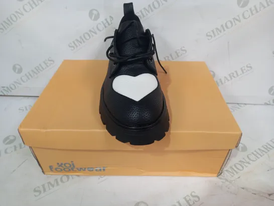 BOXED PAIR OF KOI SHOES IN BLACK W. WHITE HEART DESIGN SIZE 5