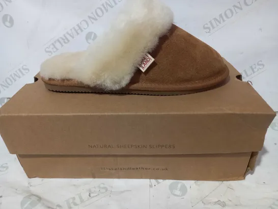 BOXED PAIR OF LAKELAND LEATHER NATURAL SHEEPSKIN SLIPPERS IN BROWN UK SIZE 5