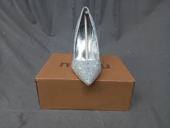 BOXED PAIR OF MOOW CLOSED TOE HIGH HEEL SHOES IN METALLIC SILVER W. JEWEL EFFECT EU SIZE 38