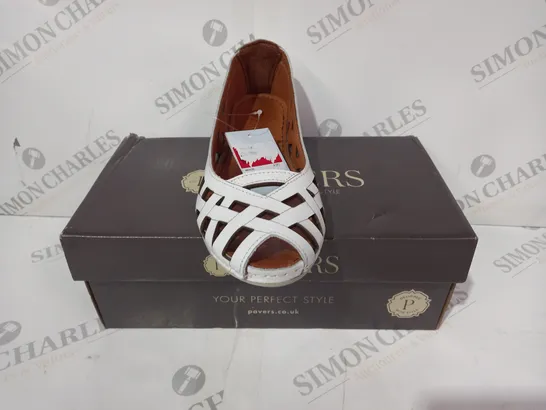 BOXED PAIR OF PAVERS SLIP-ON FLAT SHOES IN WHITE EU SIZE 37