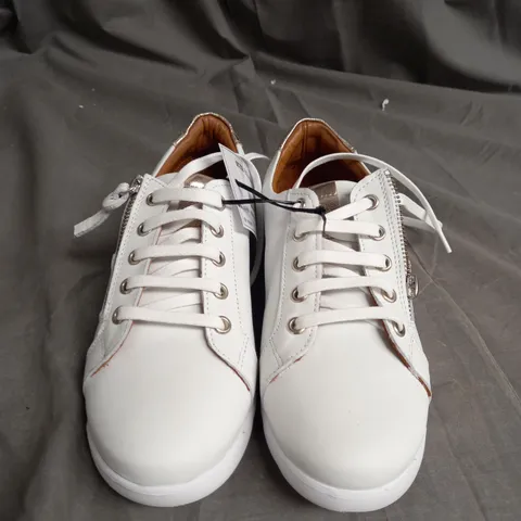 BOXED SHOON WHITE LEATHER ZIPPED TRAINERS SIZE 6