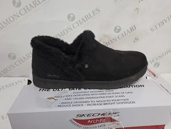 BOXED SKECHERS DREAM BOOTS IN BLACK - SIZE 6