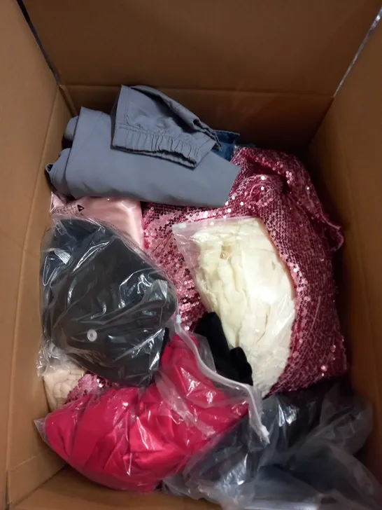 BOX OF APPROX 35 ASSORTED CLOTHING ITEMS TO INCLUDE - DRESSES, T-SHIRTS AND TROUSERS