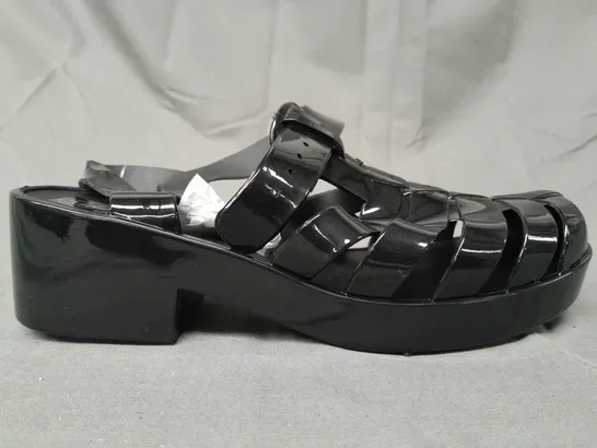 BOX OF APPROXIMATELY 20 PAIRS OF ASPIRER LOW BLOCK HEEL SANDALS IN GLOSSY BLACK - VARIOUS SIZES