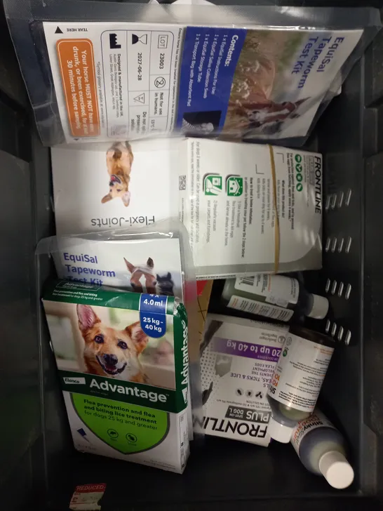 APPROXIMATELY 20 ASSORTED PET HEALTH CARE PRODUCTS TO INCLUDE JOINT CARE TABLETS, DEODORISING SPRAY, WORMER TREATMENT ETC 