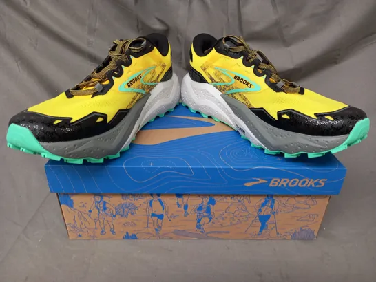 BOXED PAIR OF BROOKS CALDERA 7 SHOES IN LEMON/BLACK/GREEN UK SIZE 10.5