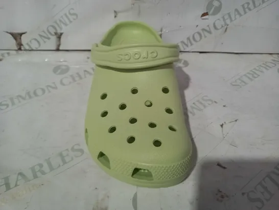 BOXED PAIR OF CROCS CLASSIC IN CELERY GREEN SIZE M6/W8