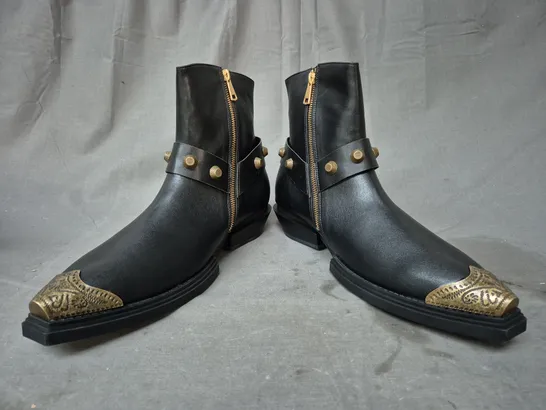 BOXED PAIR OF KOI SOULRENDER MEN'S HARDWARE COWBOY BOOTS IN BLACK/ANTIQUE BRONZE UK SIZE 11