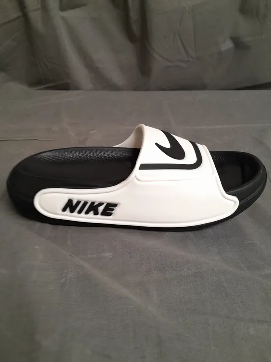 PAIR OF NIKE BLACK/WHITE SANDALS SIZE 42