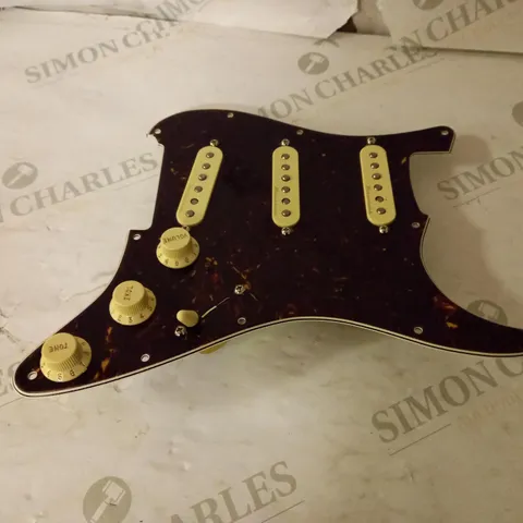 FENDER PRE-WIRED PICKGUARD STRAT VINTAGE NOISELESS - S/S/S - TORTOISE SHELL, (0992344500)