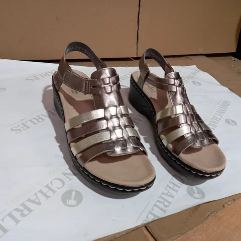 BOX OF CLARKS LEXI BRIDGE GOLD/BROWN SANDALS SIZE 7