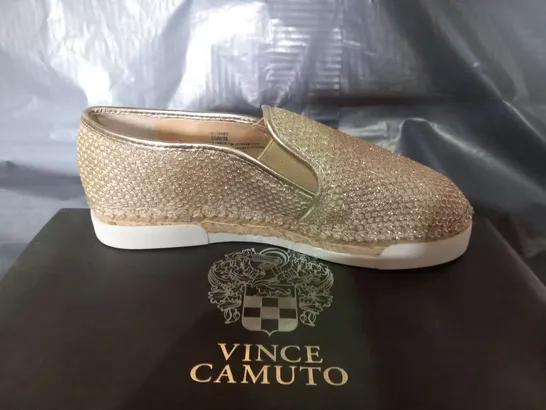 BOXED VINCE CAMUTO TAMBIE GOLD FABRIC SNEAKERS SIZE 3.5