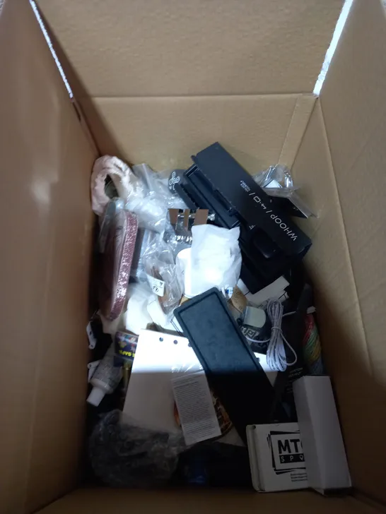 BOX OF ASSORTED ITEMS TO INCLUDE KEY RINGS, COLOURING PENS, TORCH