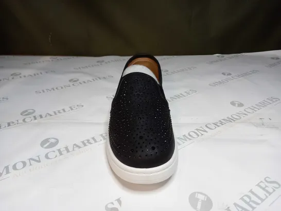 BOXED CUSHION WALK DIAMONATE TRAINERS SIZE 7