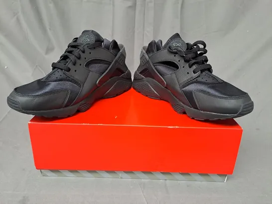 BOXED PAIR OF NIKE AIR HUARACHE SHOES IN BLACK UK SIZE 10