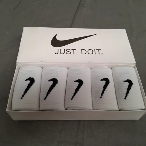 BOXED NIKE JUST DO IT WHITE SOCKS - SIZE UNSPECIFIED 