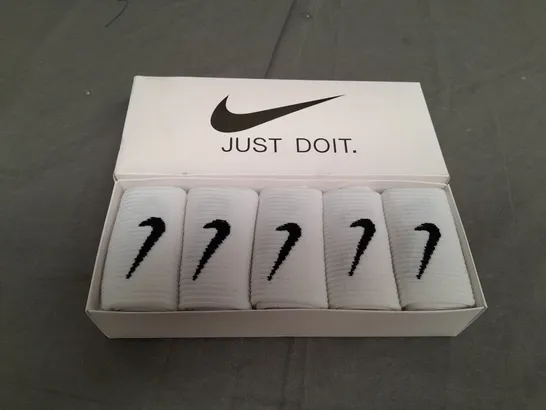 BOXED NIKE JUST DO IT WHITE SOCKS - SIZE UNSPECIFIED 