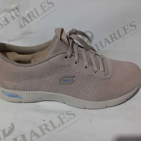 BOXED PAIR OF SKECHERS TRAINERS IN MUTED PINK UK SIZE 4