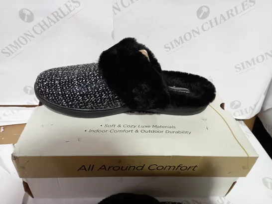 BOXED PAIR OF SKECHERS BLACK/WHITE FAUX FUR LINED SLIPPERS  - SIZE 7