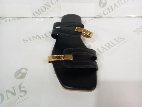 BOXED PAIR OF DESIGNER OPEN TOE FLAT SANDALS IN BLACK/METALLIC GOLD EU SIZE 36