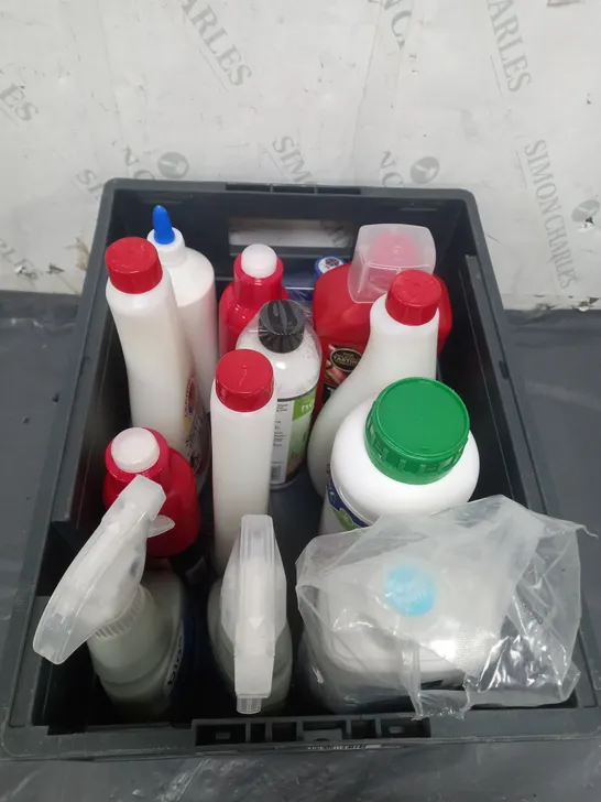 TOTE OF APPROX 10 CLEANING PRODUCTS TO INCLUDE LIMESCALE REMOVER , TOMATO FOOD , DISHWASHER CLEANER , ETC 