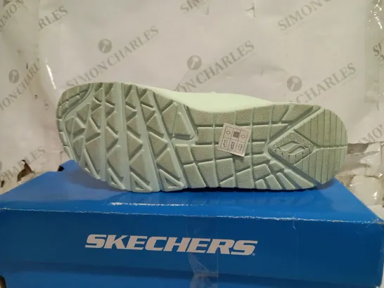 SIZE 7 SKECHERS UNO KICK TRAINERS - MINT 