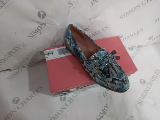 BOXED PAIR OF MODA INPELLE BLUE SILVER SNAKE PRINT WIDE FIT SMART LOAFER IN SIZE 39
