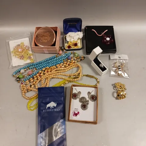 APPROXIAMTELY 30 ASSORTED BOXED & LOOSE JEWELLERY PRODUCTS TO INCLUDE RINGS, NECKLACES, EARRINGS ETC 