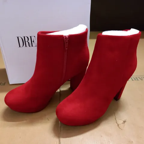 BOXED PAIRS OF DREAM PAIRS STOMP RED SIDE ZIP BOOTS - UK 6