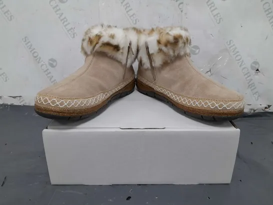 BOXED PAIR OF EARTH ORIGINALS EMMALYN BOOTIES IN BEIGE SIZE 6